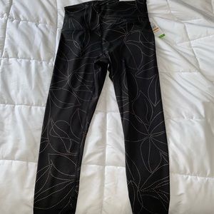 black pattern workout leggings